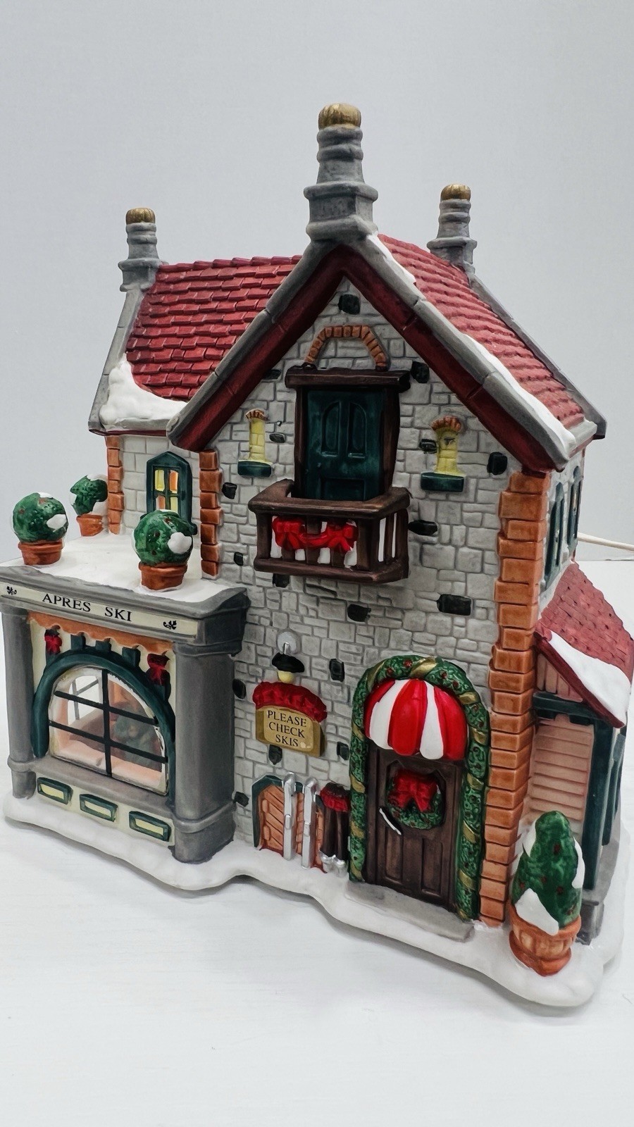 Christmas Delights “Apres Ski Lodge” Porcelain Lighted House Excellent !