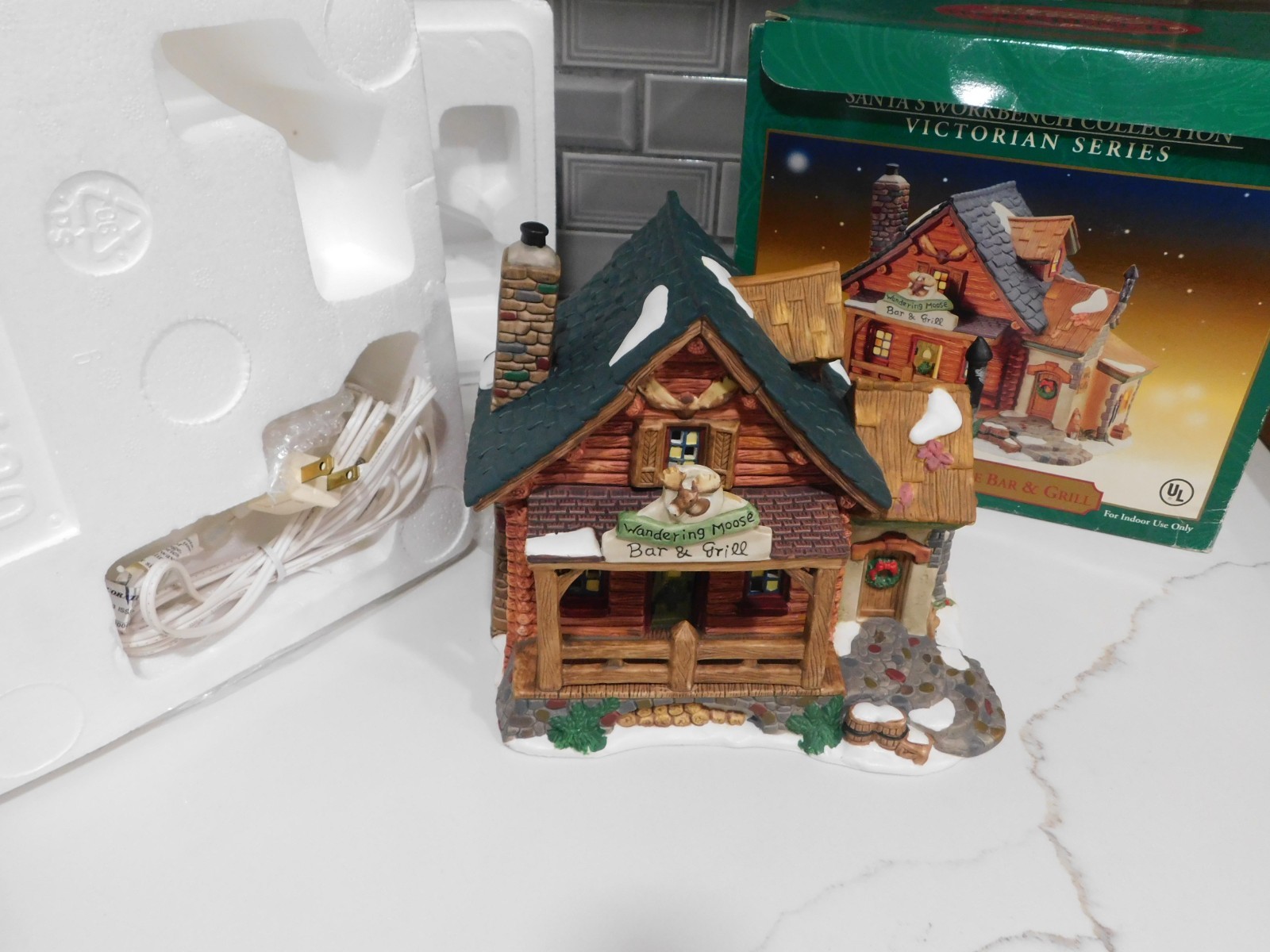 SANTA’S WORKBENCH COLLECTION VICTORIAN SERIES WANDERING MOOSE BAR & GRILL NEW