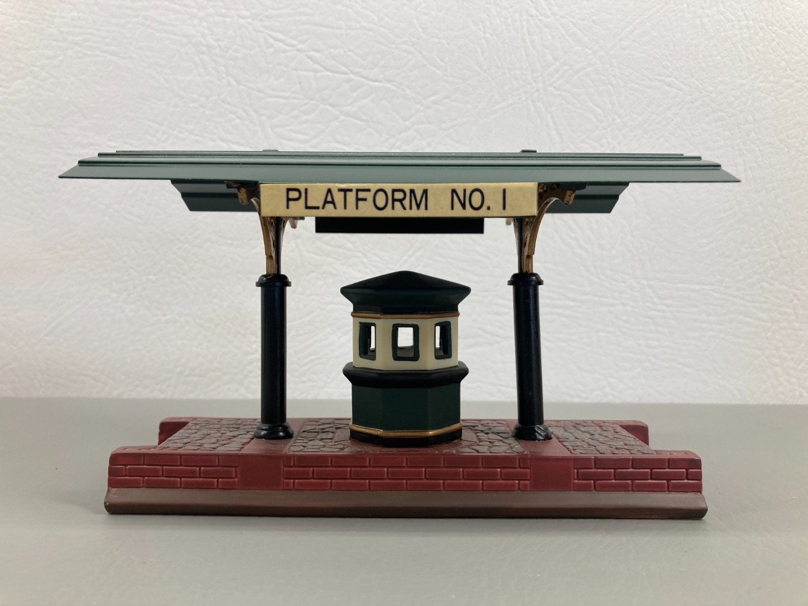 Department 56 Dickens Village Victoria Station Train Platform 1989 EUC