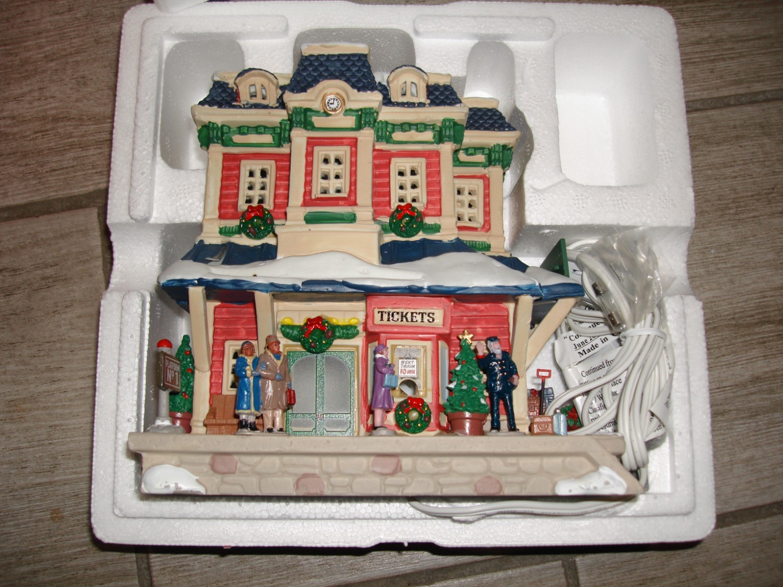 NEW Lemax Caddington Village Holly Jolly Junction With Festive Decorations 45274