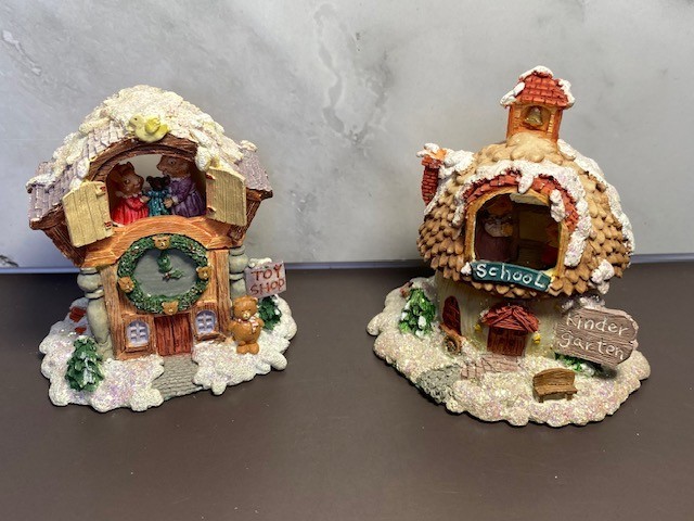 Enesco Miniture Mouse Village Buildings School & Toy Shop