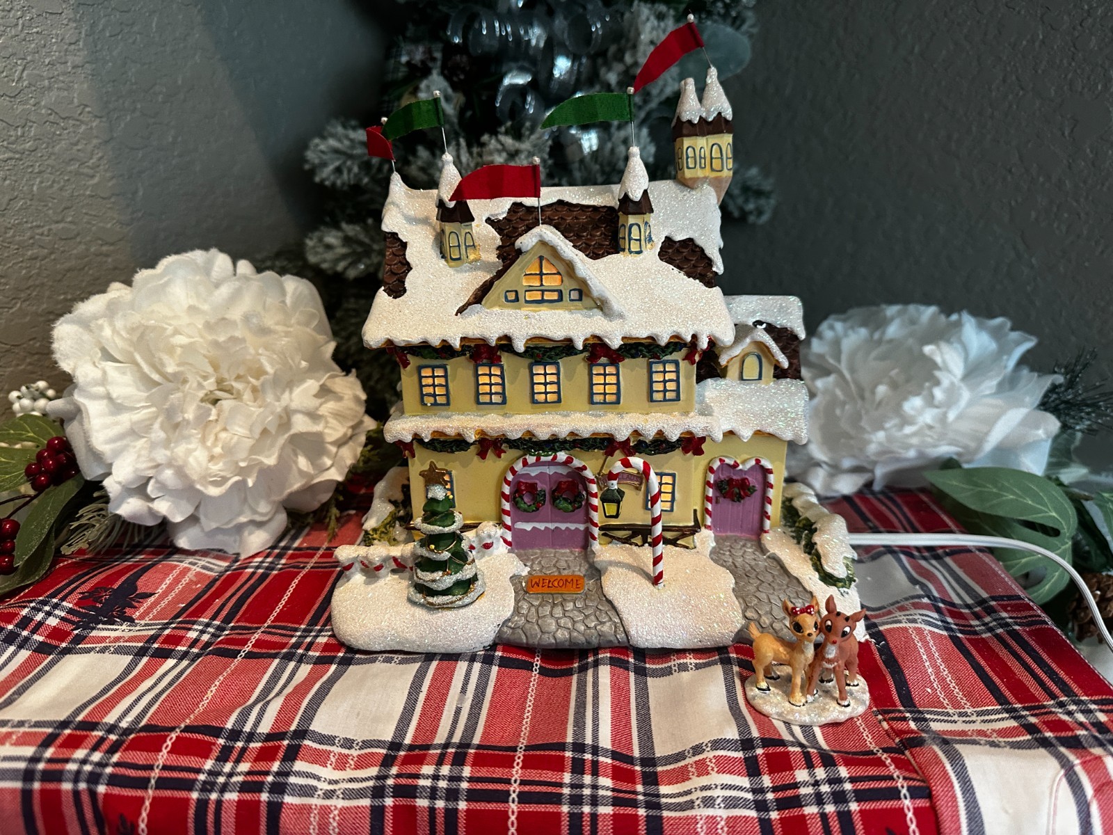 Hawthorne Village Rudolphs Christmas Town Santa & Mrs Clause’ Castle + Figurine