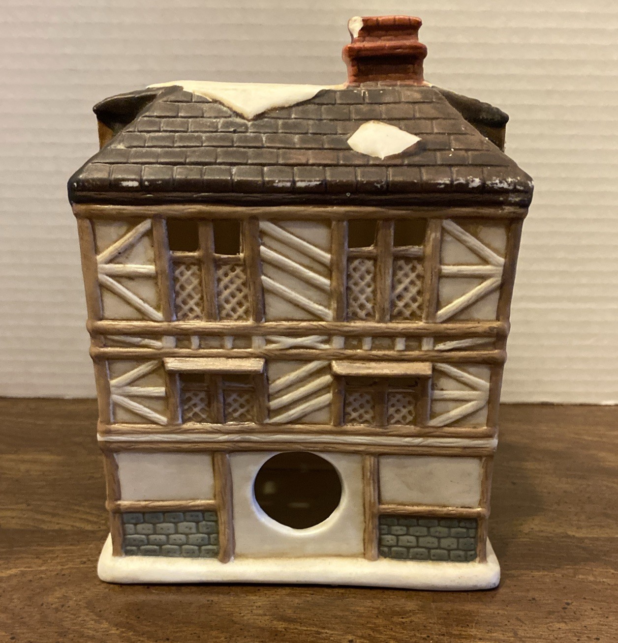 Vintage 1989 Brinn’s Village White Lion Inn- No Cord 7 1/2” Tall X 5” Wide