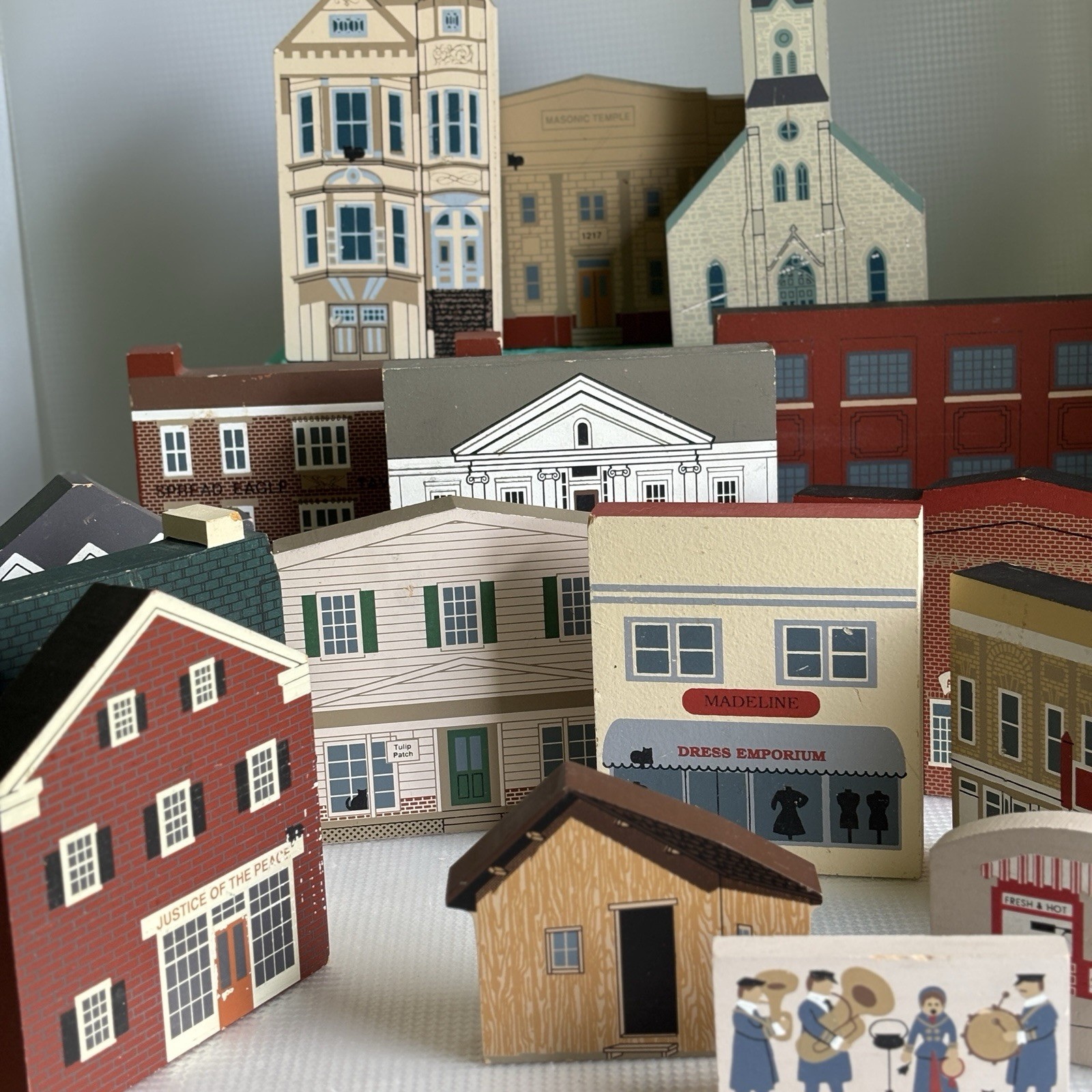 Cat’s Meow Village Lot of 16 Wooden Shelf Sitters Buildings 1988-1990s Mixed