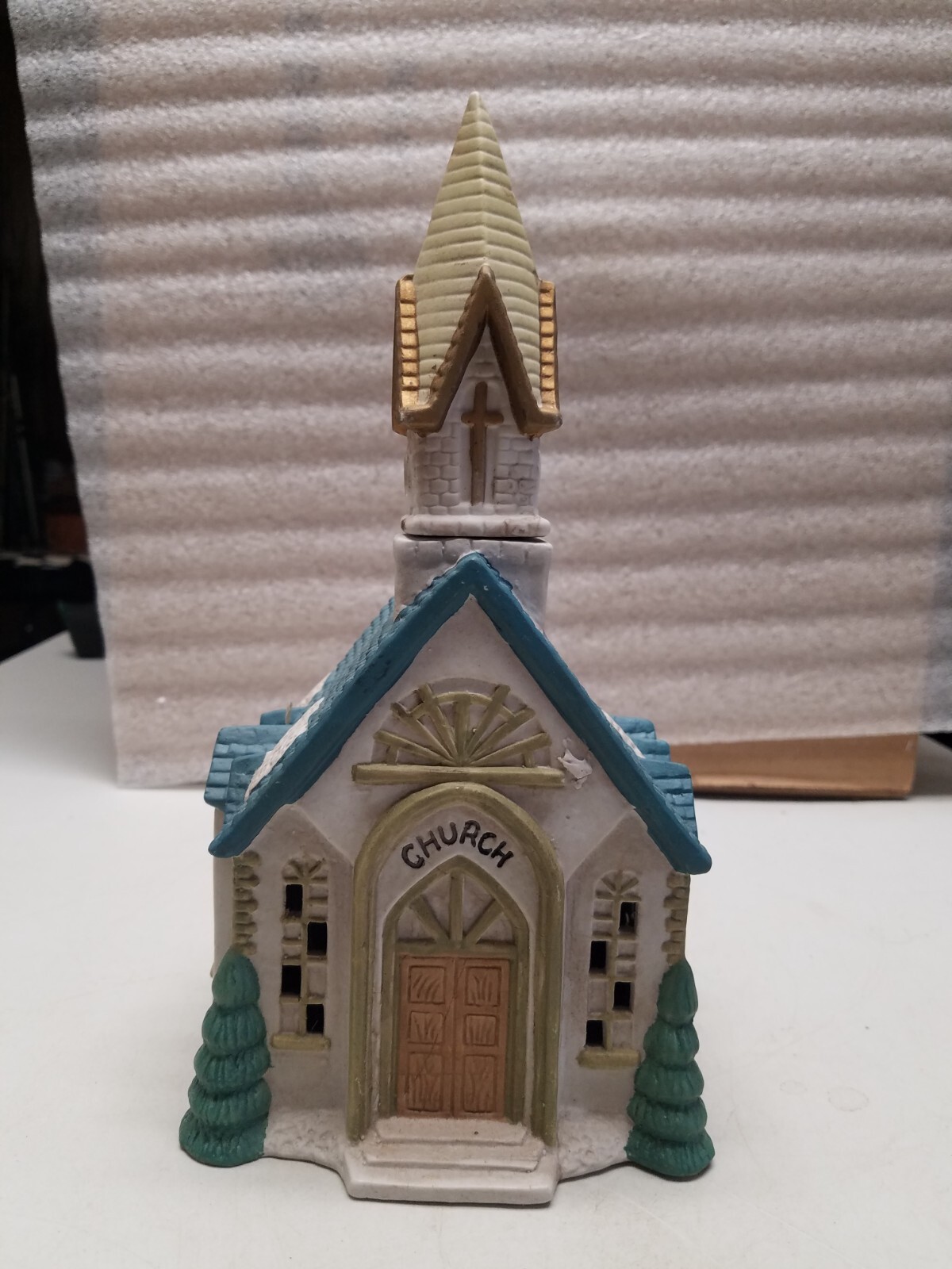 Winter Valley Villages Procelain Lighted Church with 3′ Cord & C7 Bulb