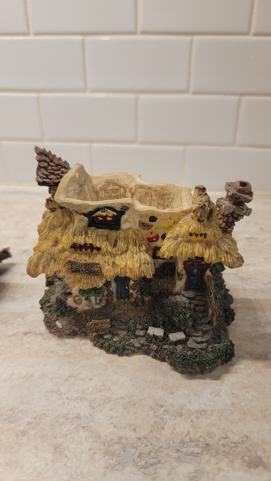 Boyds Bearly-Built Villages Daycare Center House with Bear Figurines. 2001.