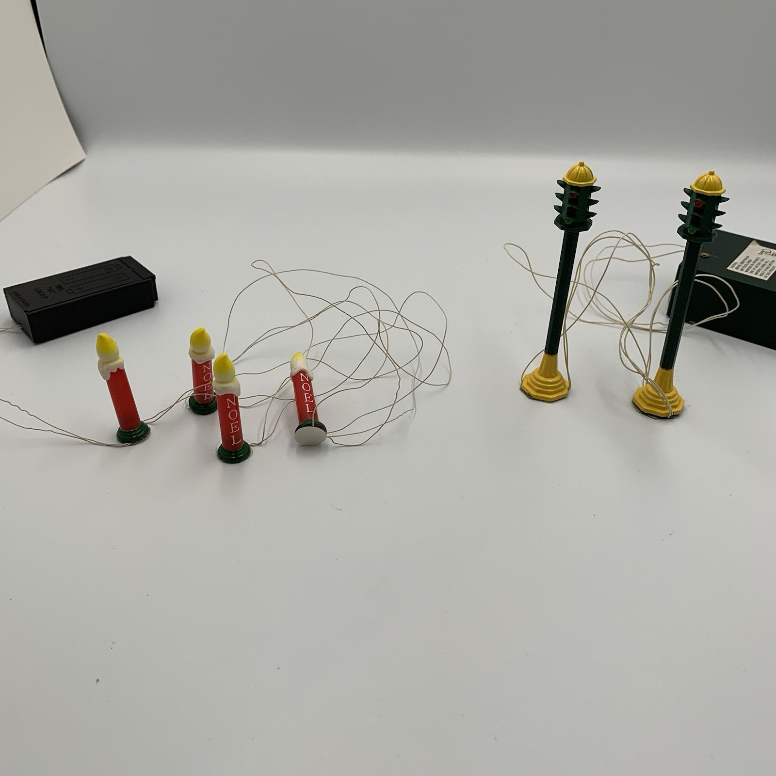 Vintage Dept 56 Viallge Accessories – 2 Traffic Lights/4 Noel Candles – Light Up