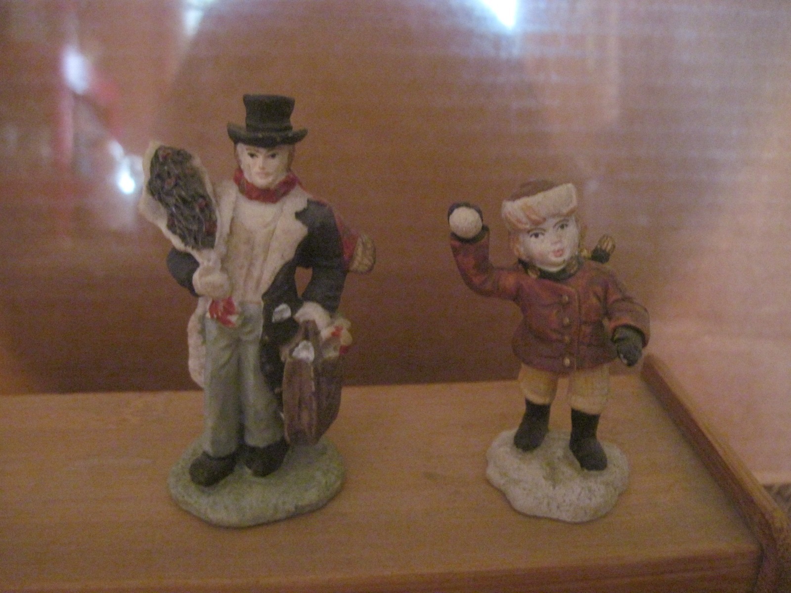 E: Christmas Village Resin/Ceramic 12 Pcs., Unbranded, 1 7/8″ to 3″ tall