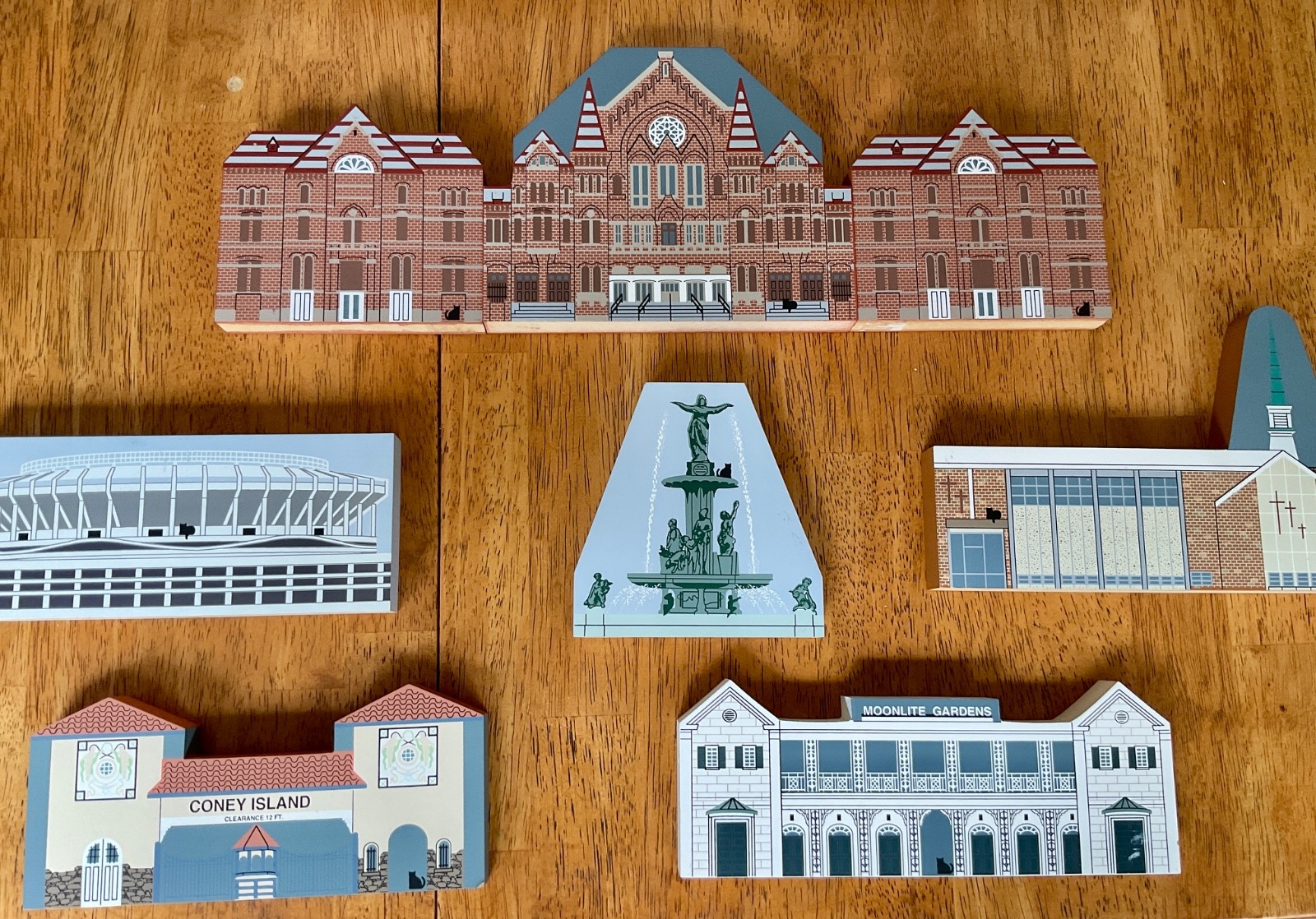 Beautiful Vintage Cat’s Meow Village Pieces-8 Pieces Of Cincinnati, Ohio