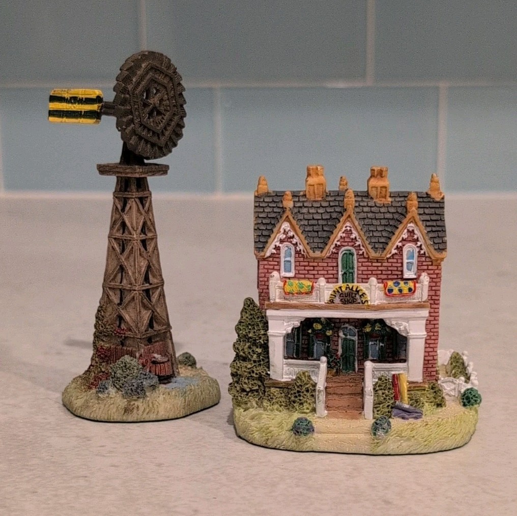 Aunt Alice’s Quilt Shop AH126 Vtg 1997 Figure Village Building & Windmill 2.5″