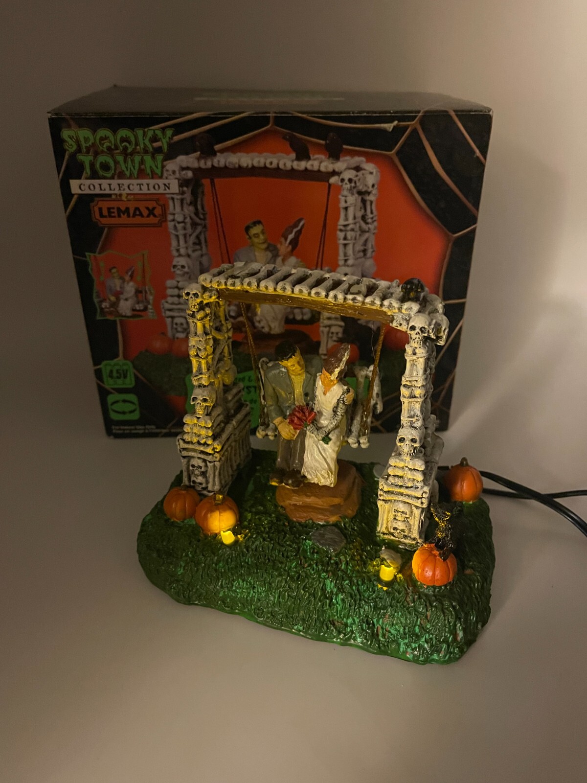 Lemax Spooky Town Halloween Figure MONSTER ROMANCE 14312 Lighted Animated 2011