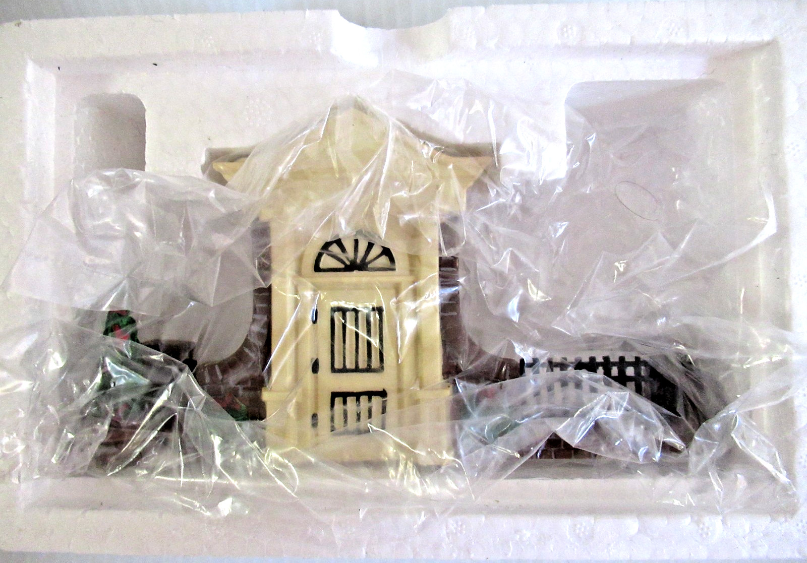 DEPT 56 “OLDE WORLD ANTIQUES GATE” ~ (1994) ~ ** DISNEY PARKS VILLAGE **
