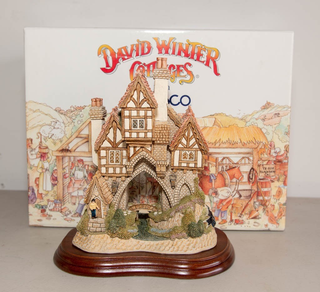 1998 David Winter Cottages D1056 Bridgewater 20th Anniversary Cottage Figurine W