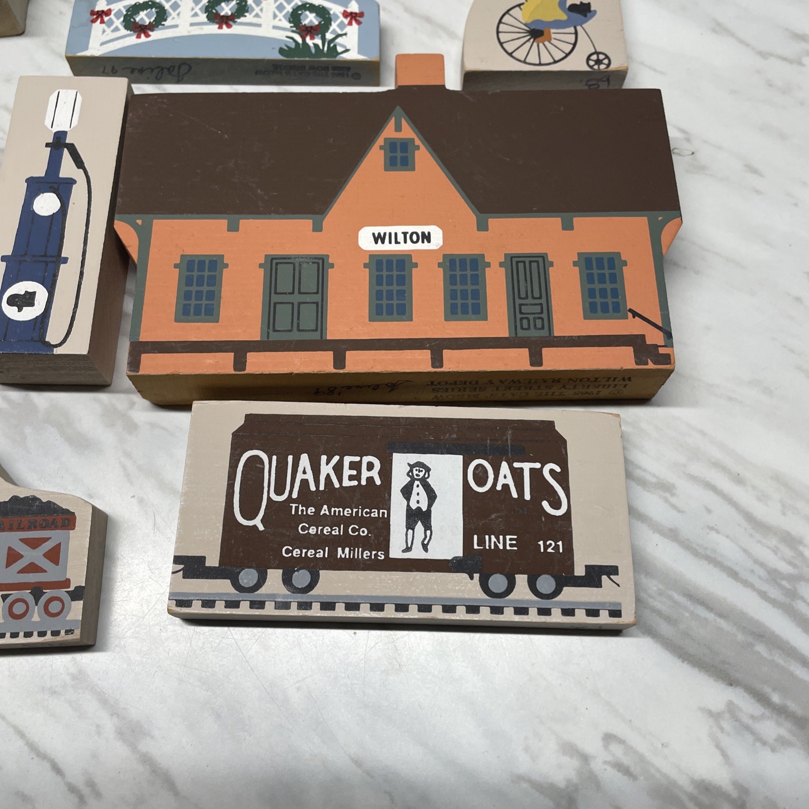 The Cats Meow Village 20 piece variety of Accessories