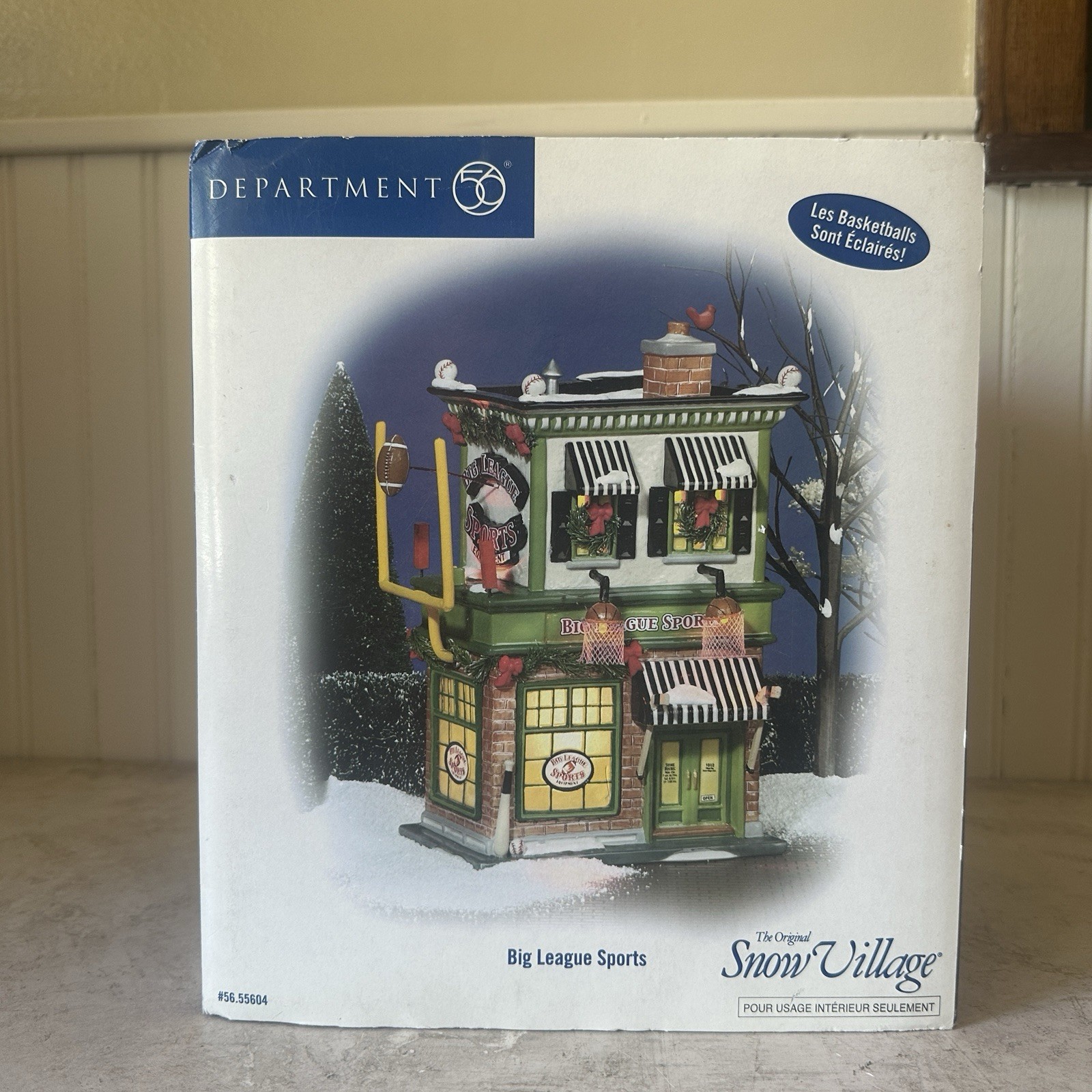 Dept 56 Snow Village Big League Sports Store #55604 READ 2006 Christmas W Light