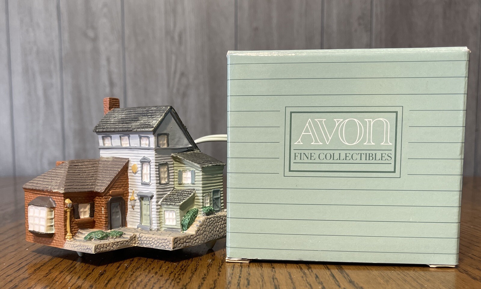 Avon Early American Light-up Village Collection, Town Square, 1989 Tested