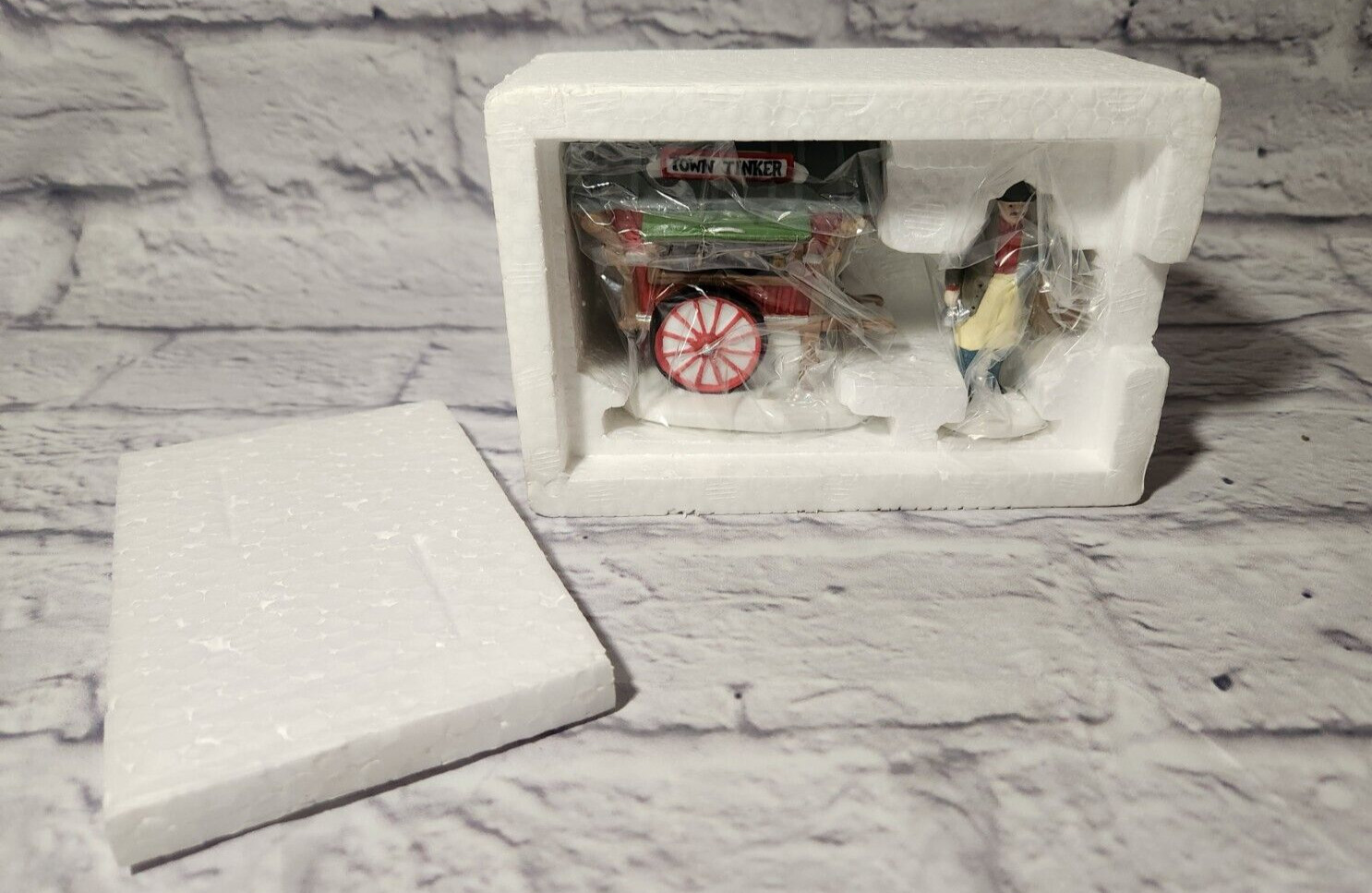 Dept 56 Heritage Village Collection Town Tinker Set of 2 5646-4 Christmas Wagon