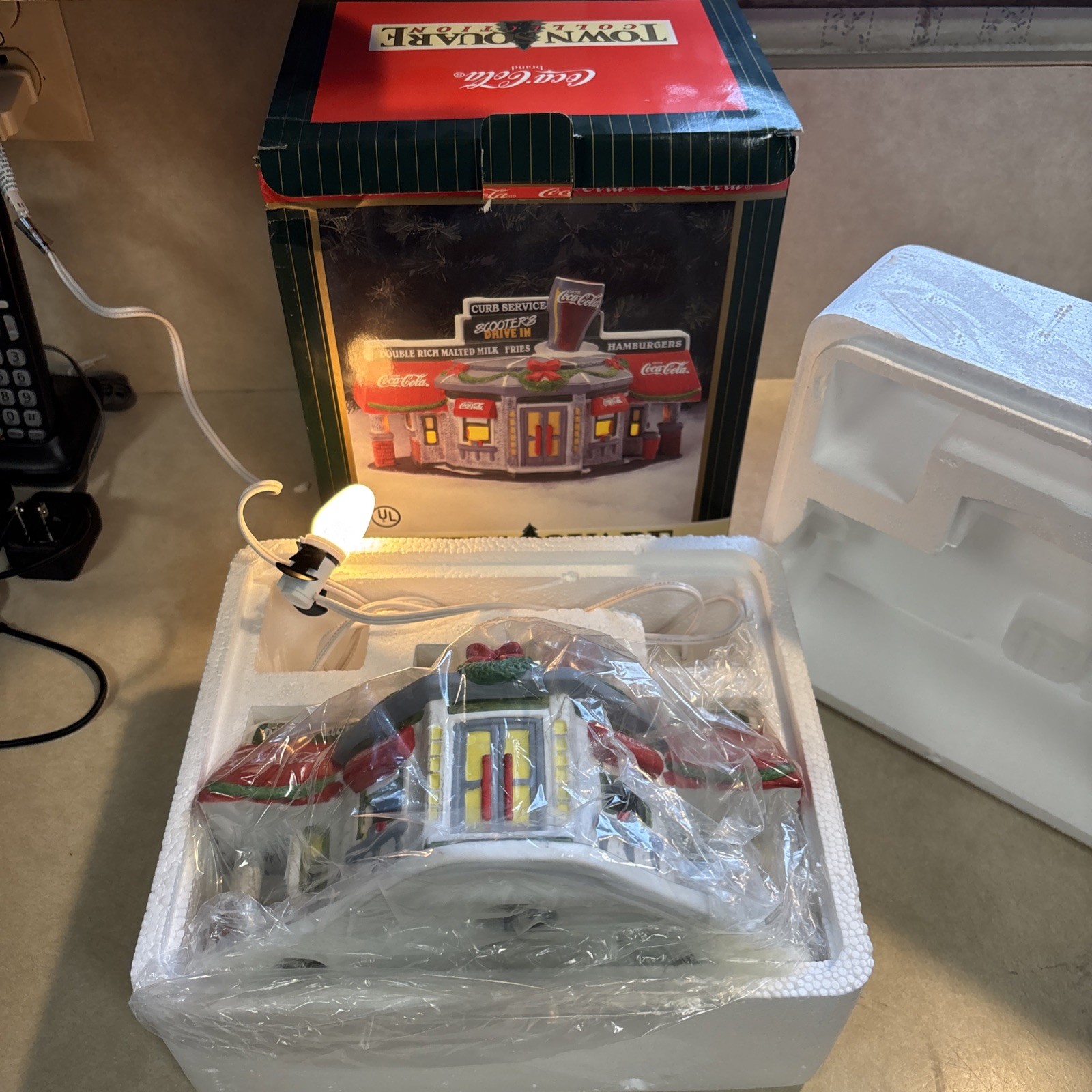 New Coca Cola 1996 Christmas Town Square Collection Scooters Drive In Light Work