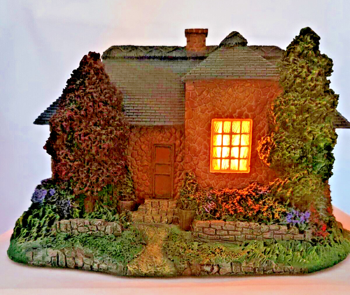 Vtg Thomas Kinkade Hawthorne Village Lamplight Village “Tailor Shop” 2002