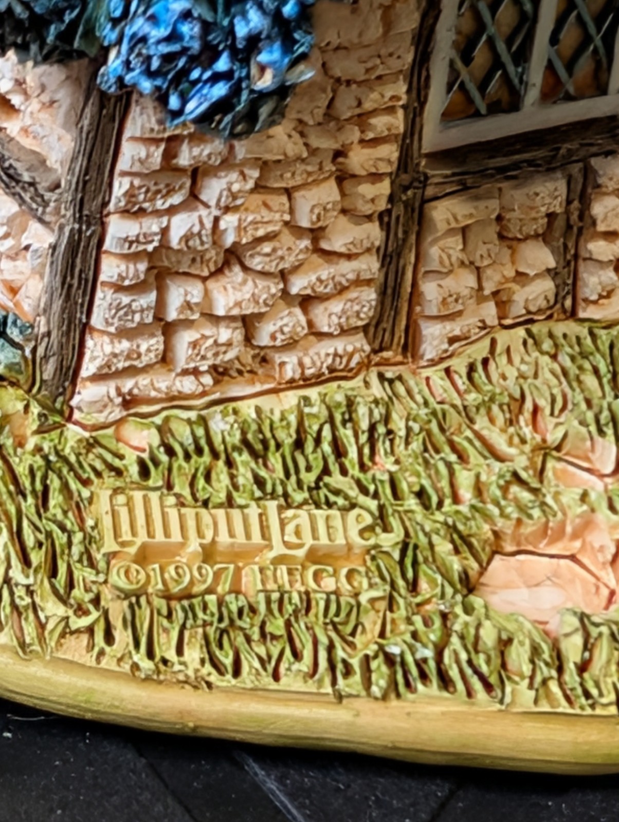 Lilliput Lane Honeysuckle Cottage Trinket Box From The English Collection, 1997