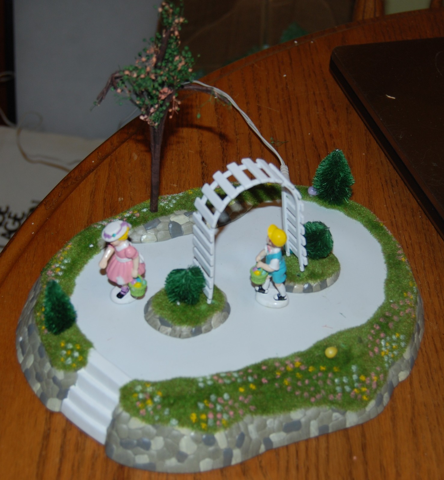 Dept 56 Snow Village Easter – EASTER EGG HUNT Tested and Working