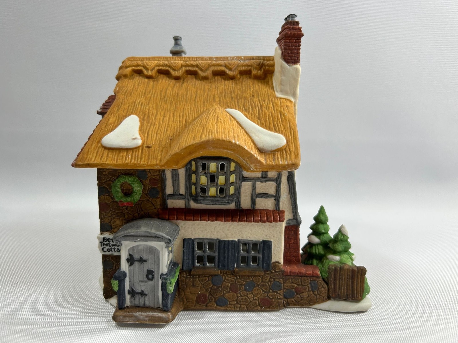 Dept 56 David Copperfield Betsy Trotwood’s Cottage Lighted Ceramic House Retired