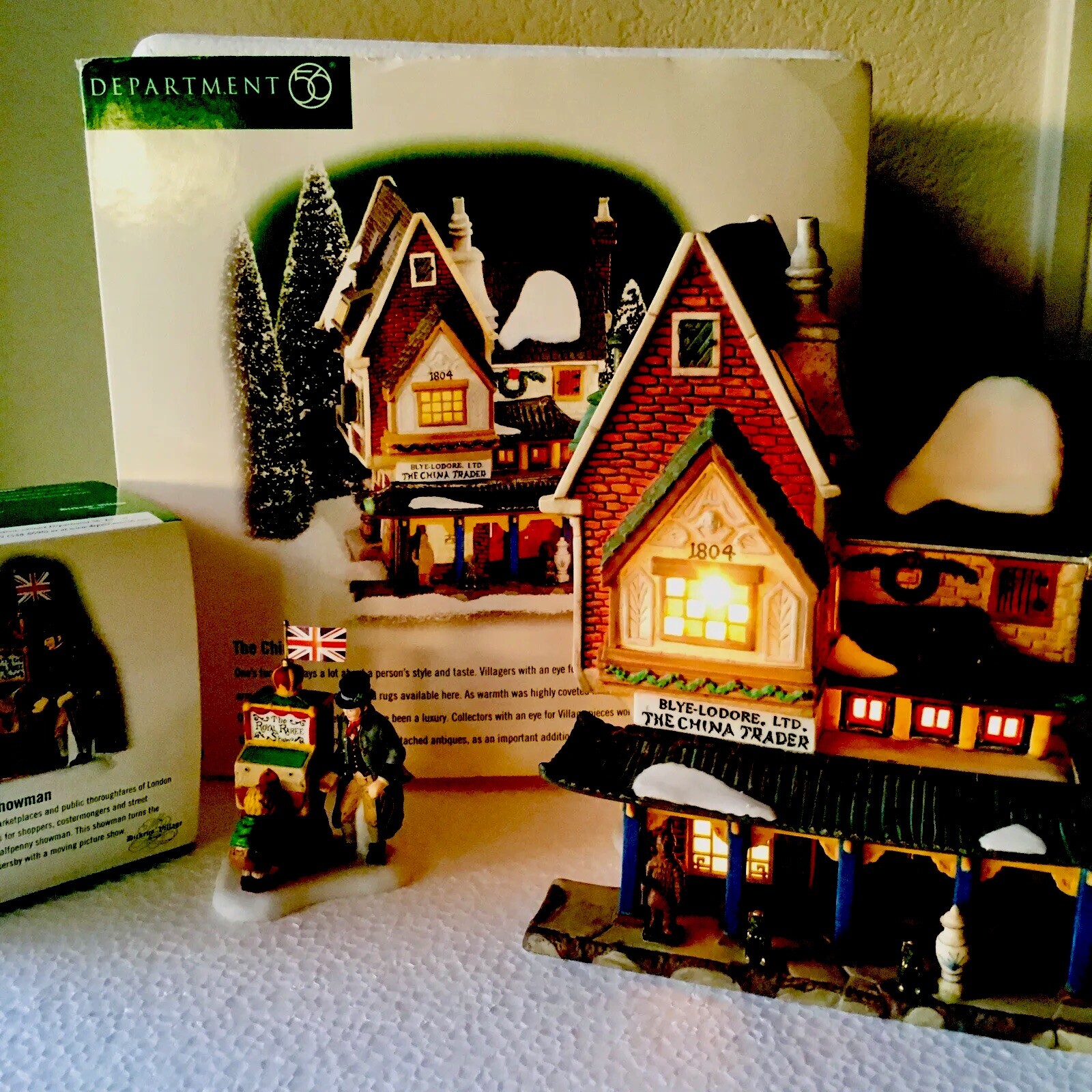 Dept 56 THE CHINA TRADER Dickens Christmas Village Building w/ Halfpenny Showman
