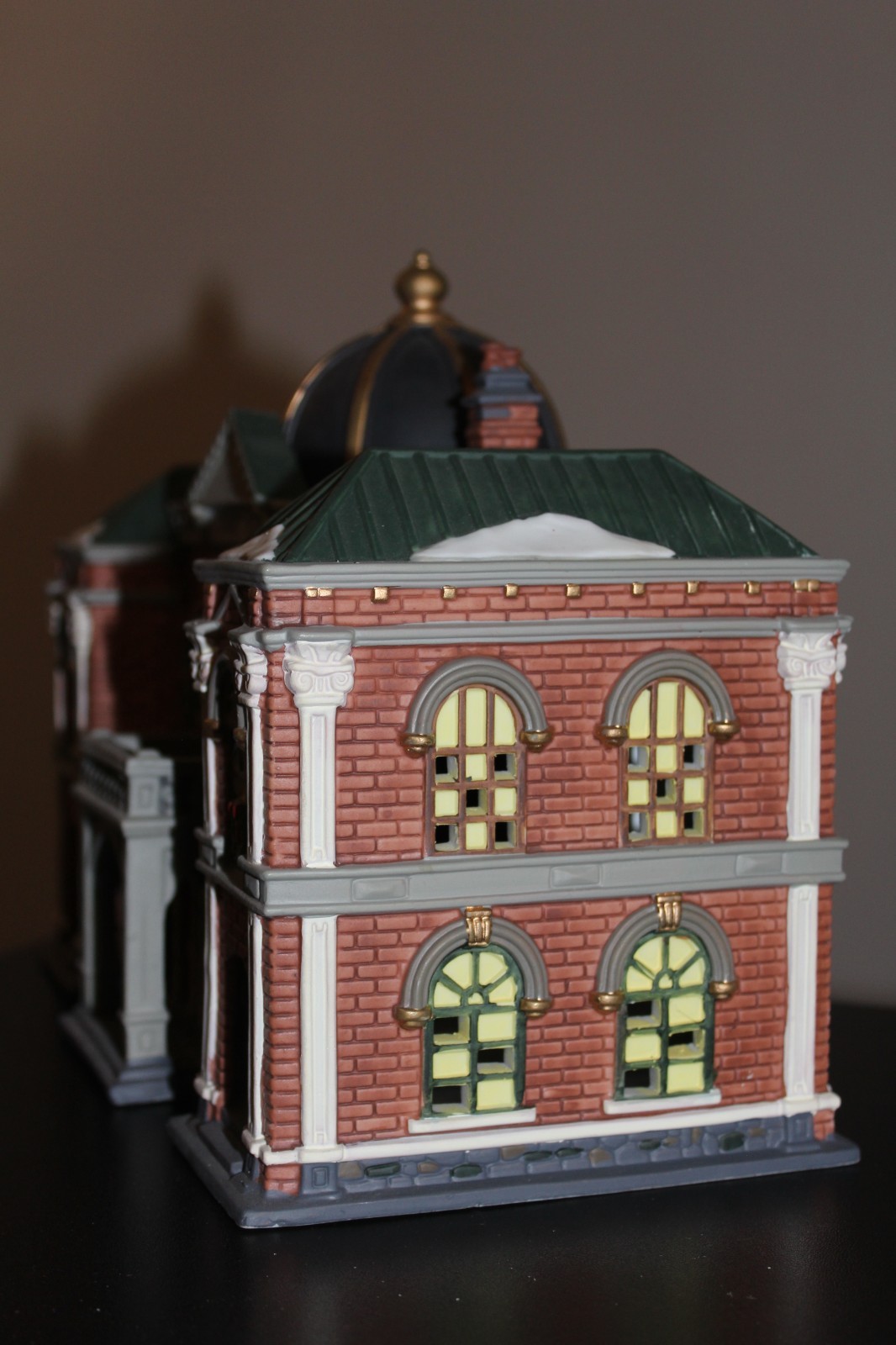 1998 Dickens Collectables Classic Series Porcelain Court House Christmas Village