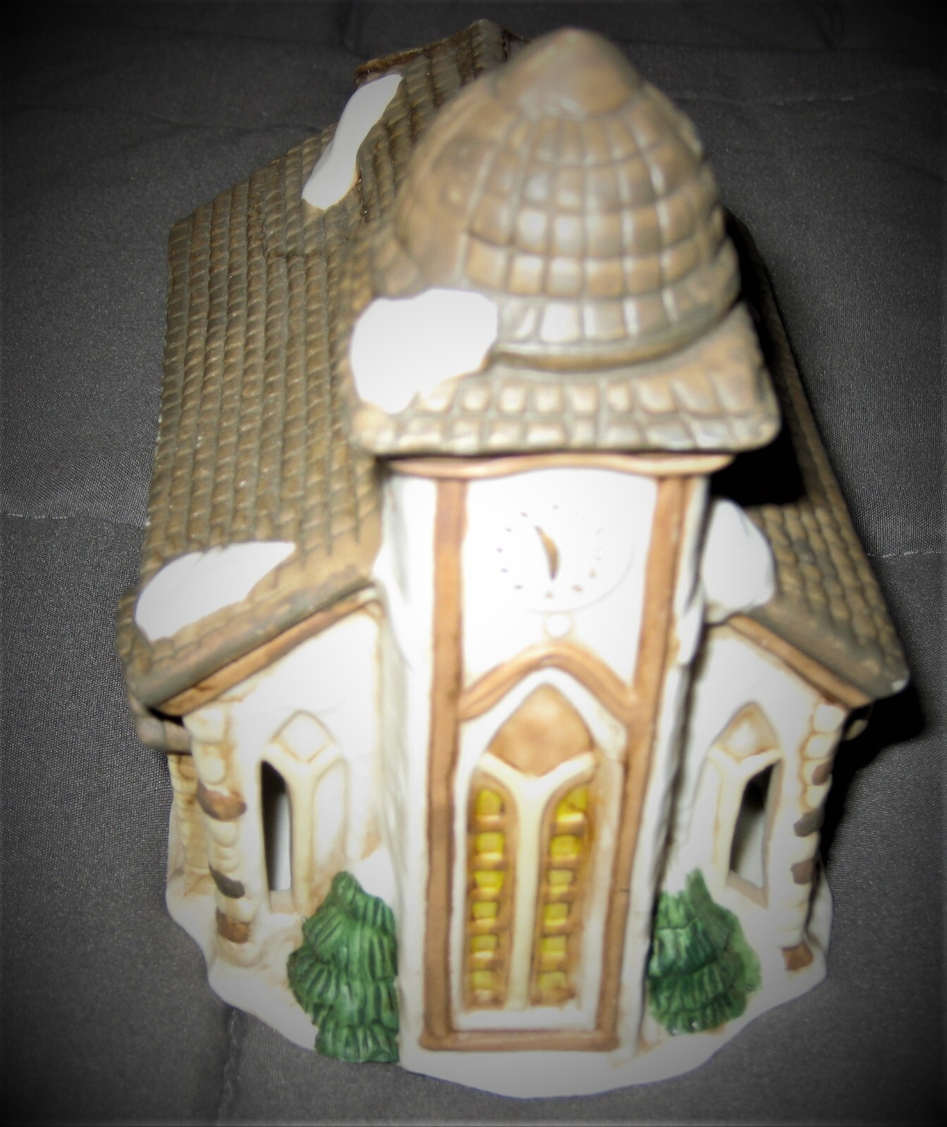 5 PORCLEIN CHRISTMAS VILLAGE CHURCH,VARIETY STORE,ST. MARIA SCHOOL ,2 HOMES