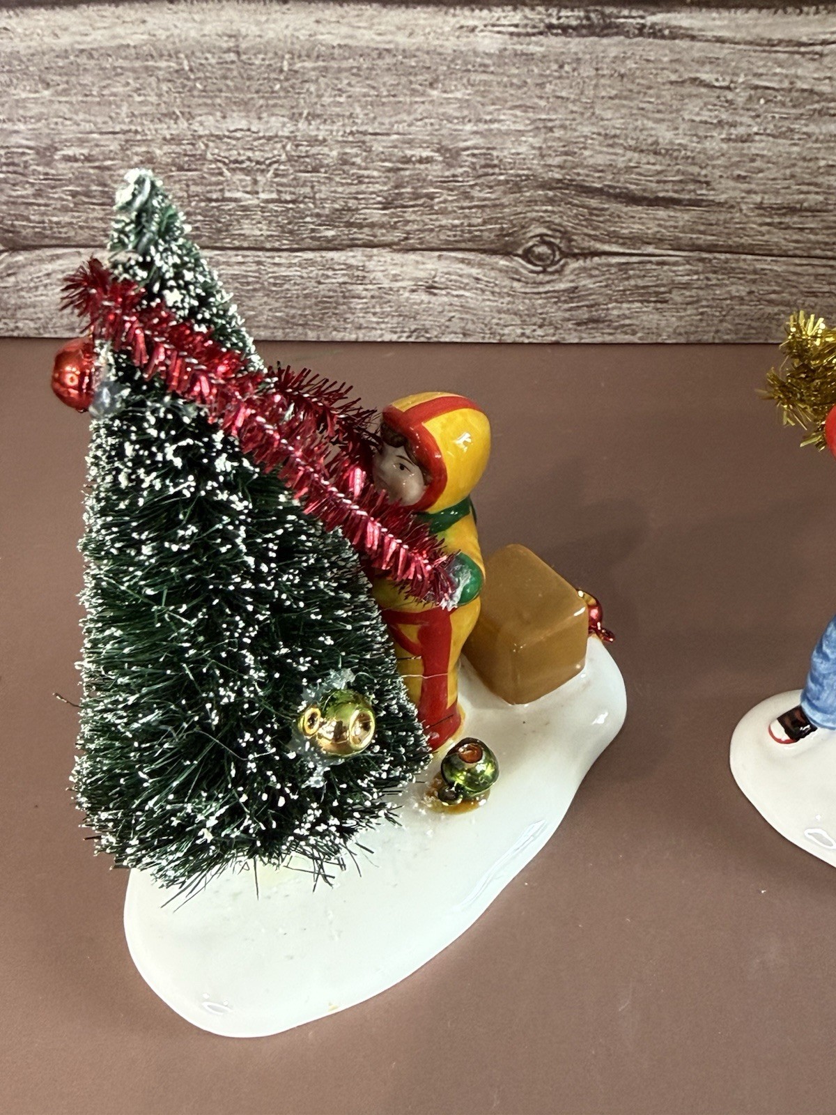 DEPT 56 Snow Village HANGING GARLAND TREE DECORATING + 1 Figure Christmas