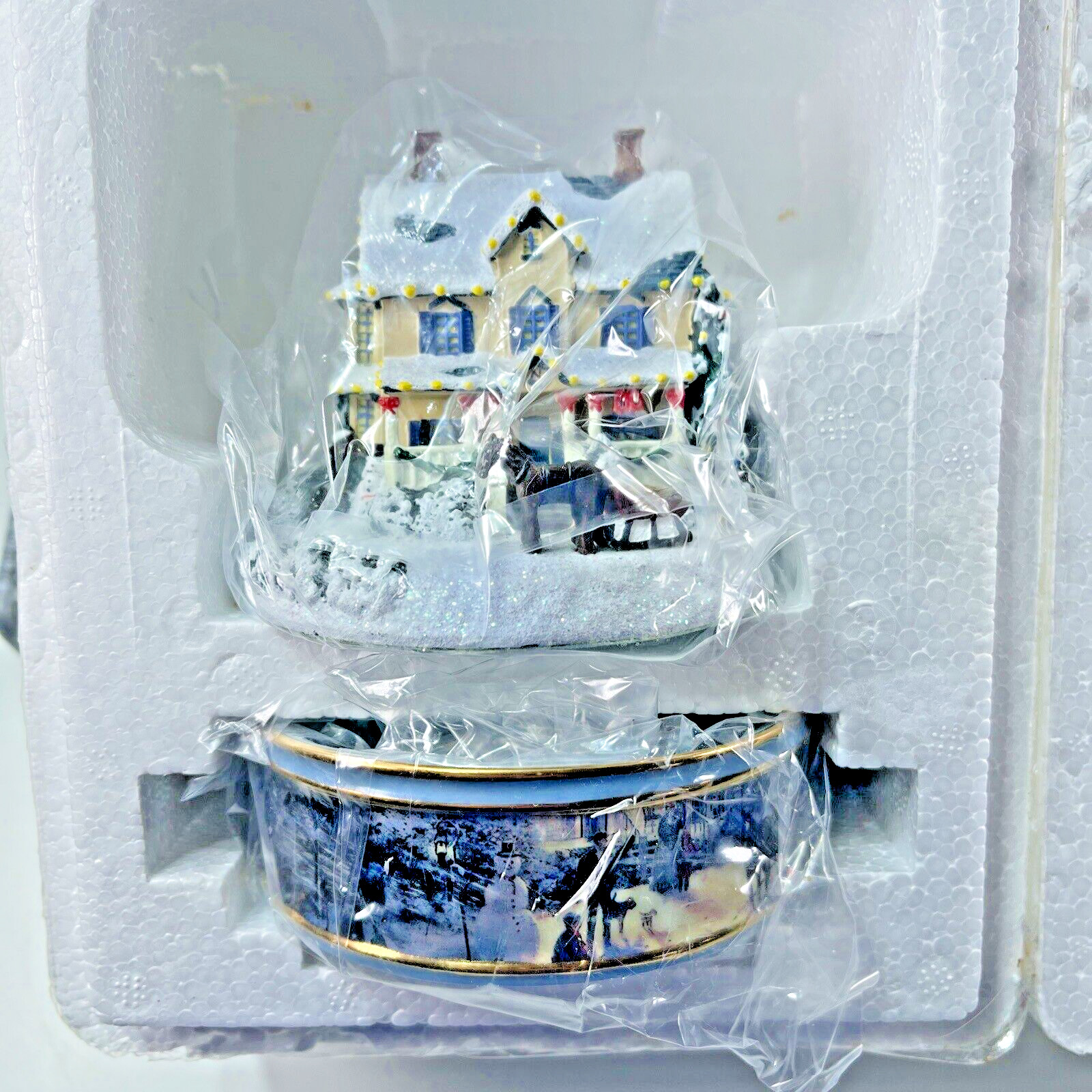 NEW 2002 Ardleigh Elliot Home for the Holidays Porcelain 4.25″ T Music Box READ