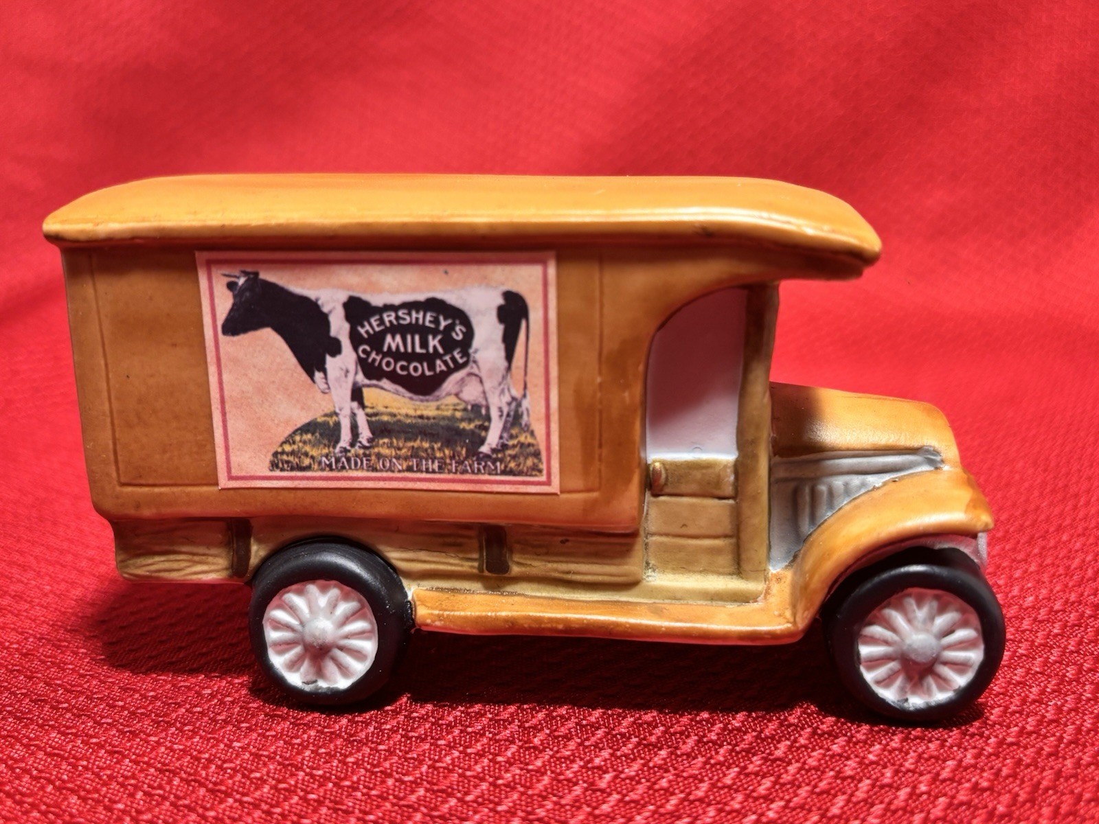 Hershey’s Holiday Village Milk Truck Christmas Fig. Ceramic RARE 2001 NOB