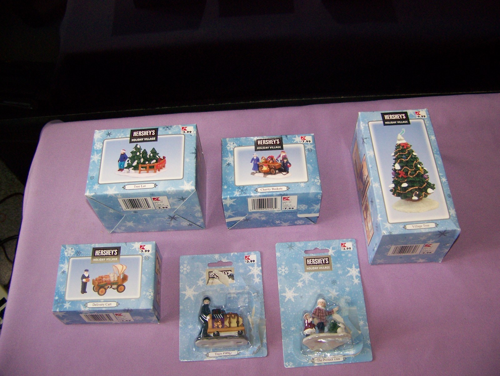 6 Hershey’s Holiday Village Pieces Village Tree,Cart,Baskets ,Tree Lot, & More