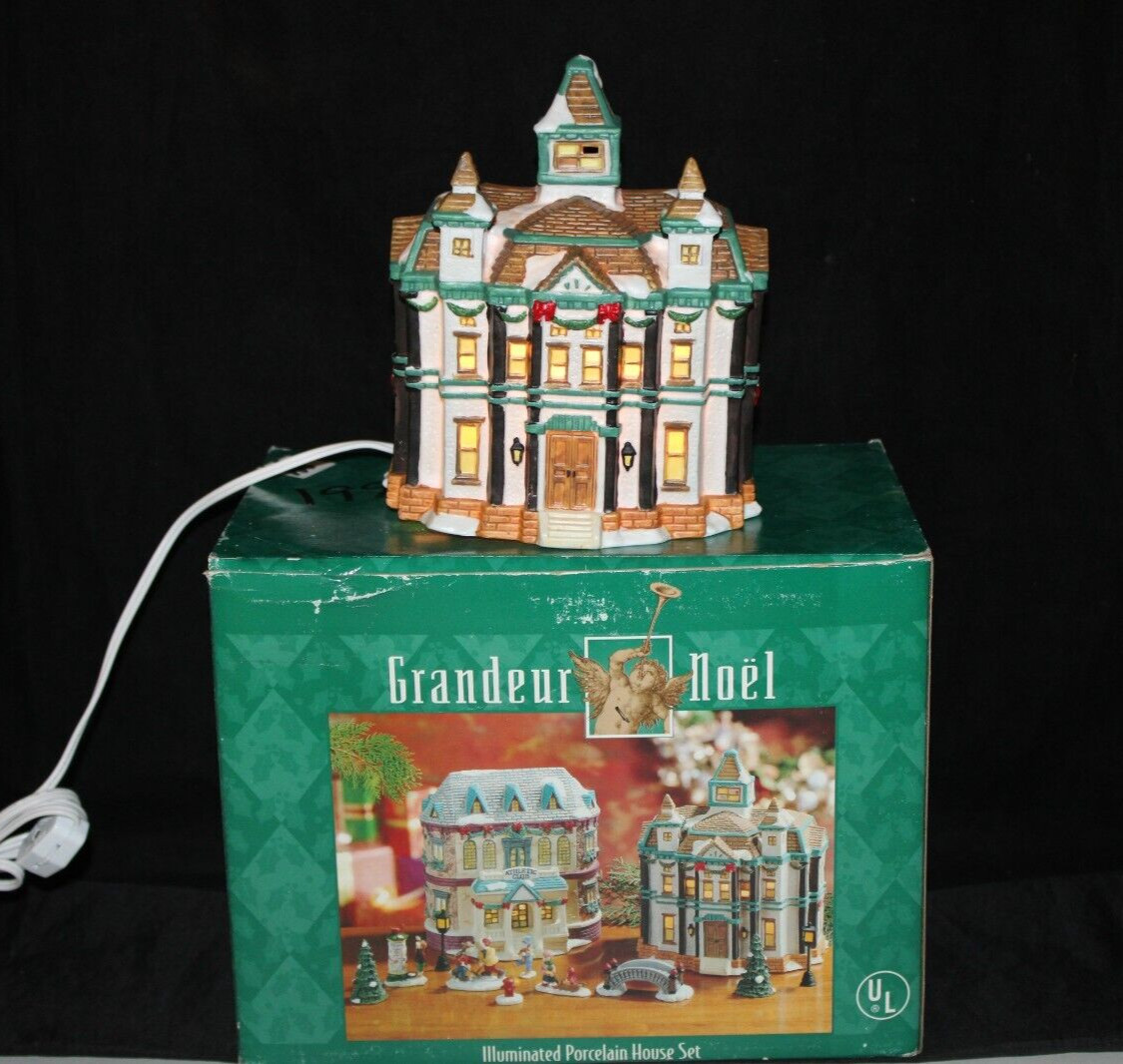1999 Grandeur Noel Victorian Lighted Christmas Porcelain