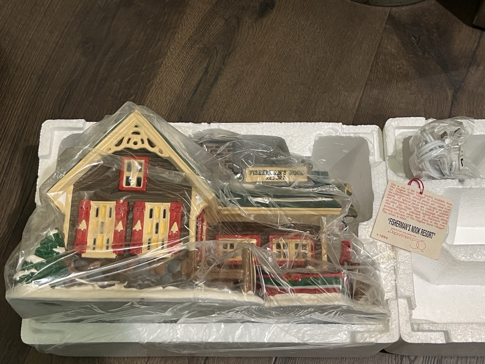 Dept 56 Snow Village – Fisherman’s Nook Resort (1994) #54607 (Lake, Fishing) 🎣