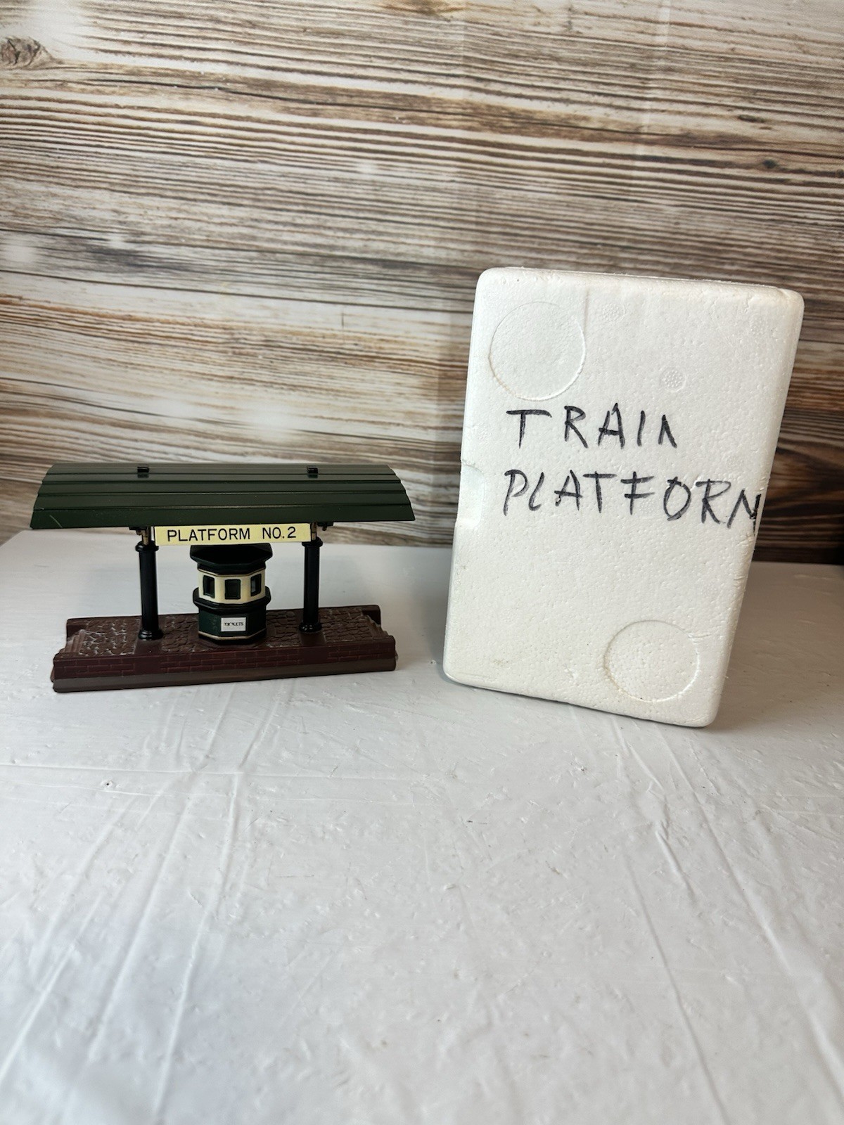 Dept 56 Heritage Village Collection Victoria Station Train Platform No. 2