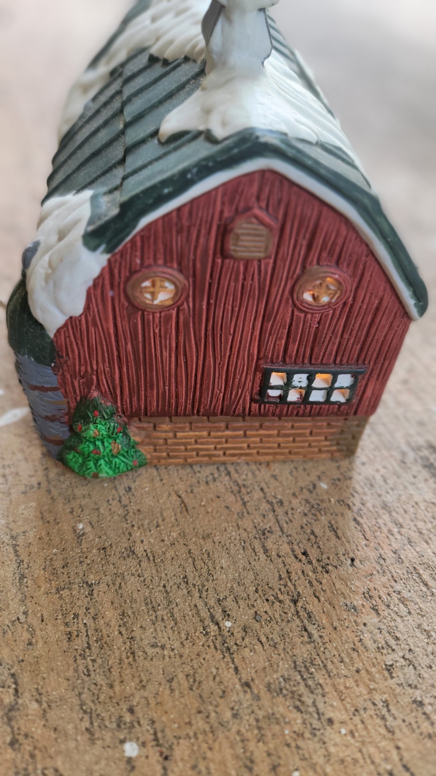 Vintage A Christmas Red Barn – Light Up Cracked Roof