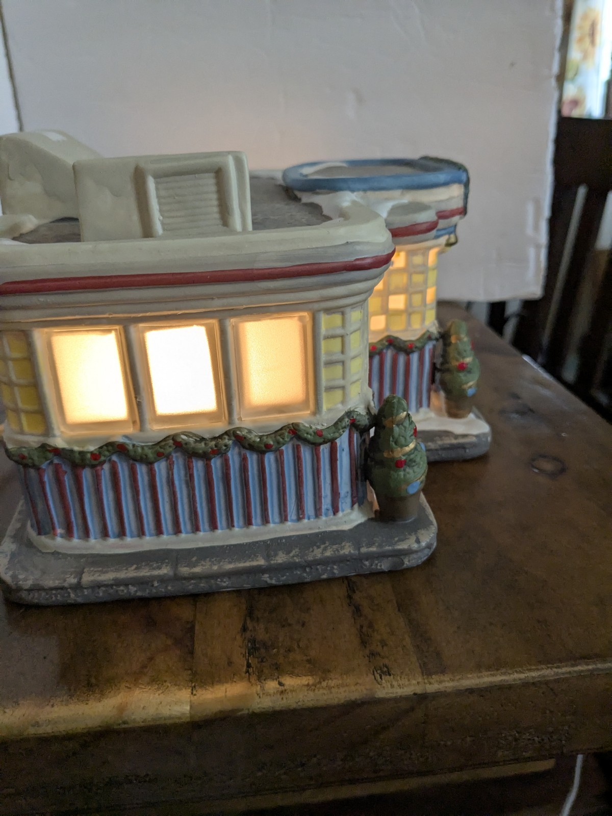 Retroville Pop’s Diner Lighted Building MCM Santa’s Workshop Christmas Village