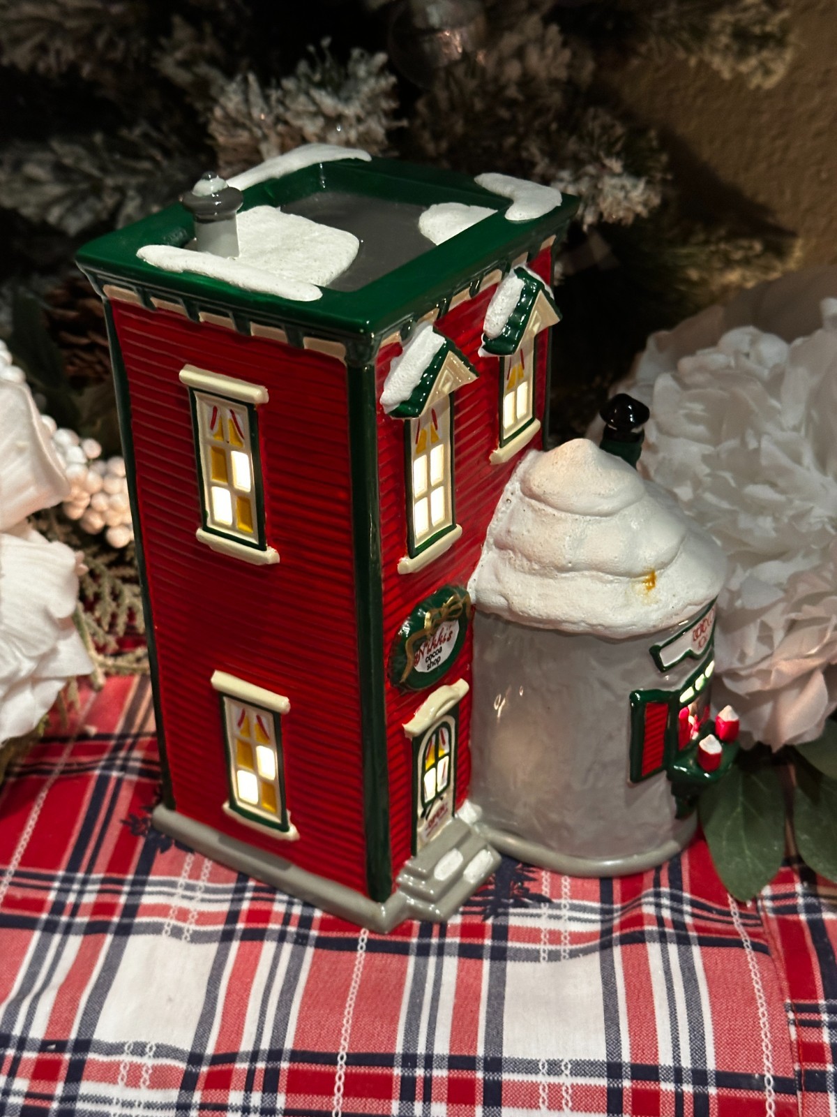 Dept 56 Kringle’s toy Shop & Nikki’s Cocoa Shop Snow Village Series Lot of 2