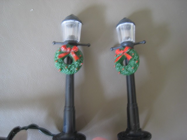 STRING OF 10 ELECTRIC VILLAGE LIGHTS W/ WREATHS