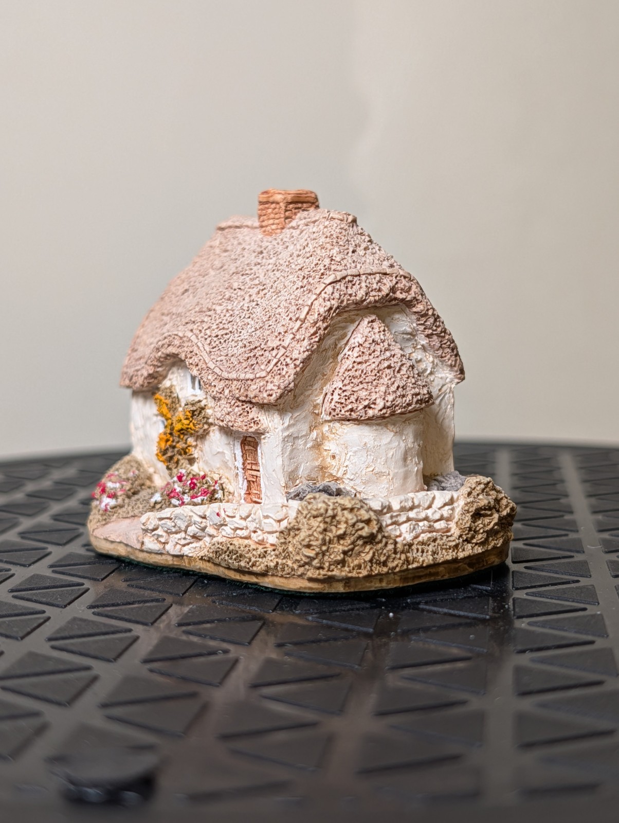 Lilliput Lane “Clover Cottage” From The English Collection, Dated 1987