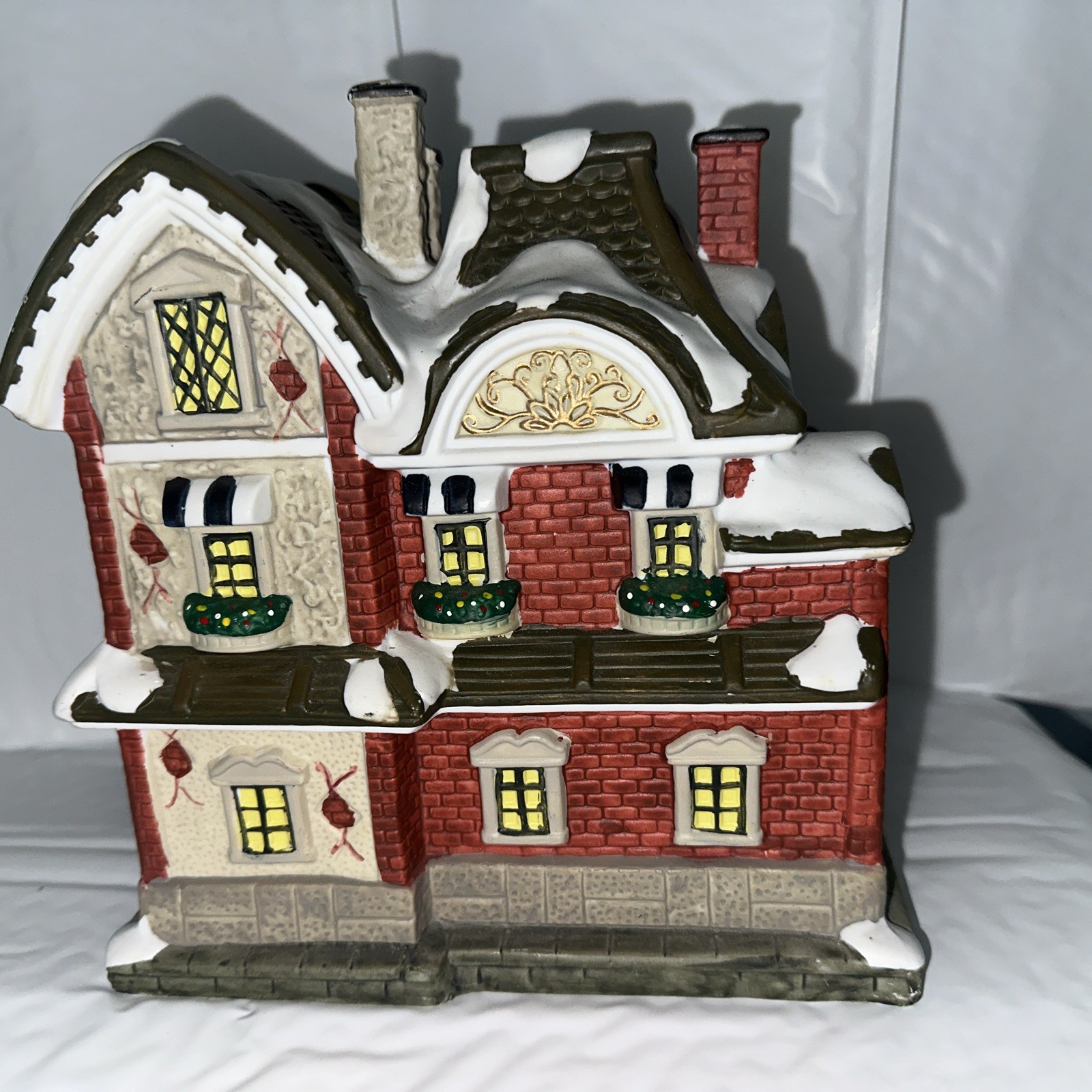 Dept. 56 Vintage Tea Room ’99 Grandeur Noel 6″x8″x9″. No Box