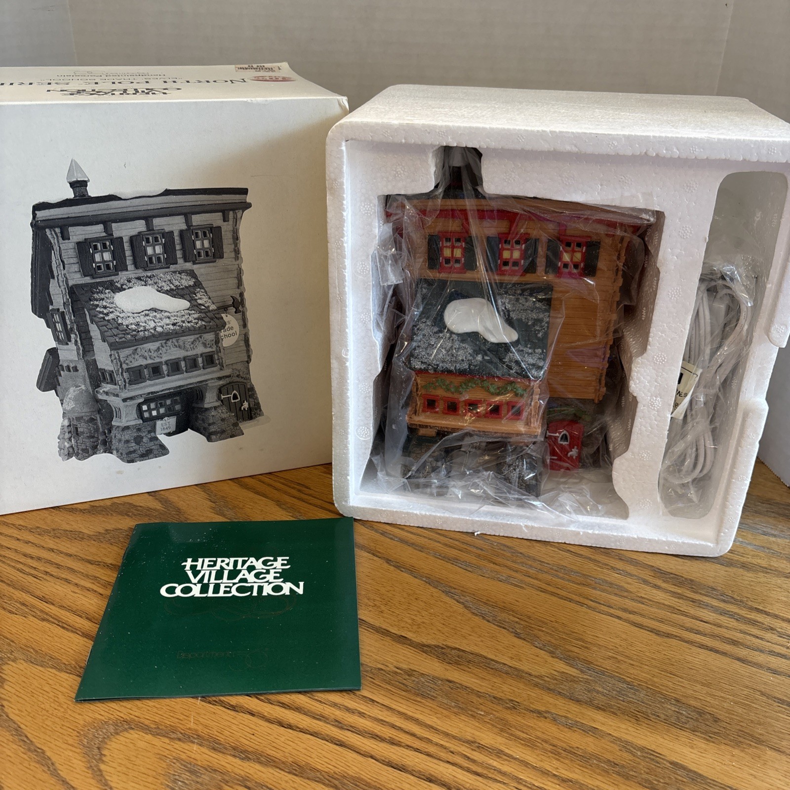 Dept 56 NORTH POLE 1995 Elves’ Trade School #56387 RETIRED NEW!!