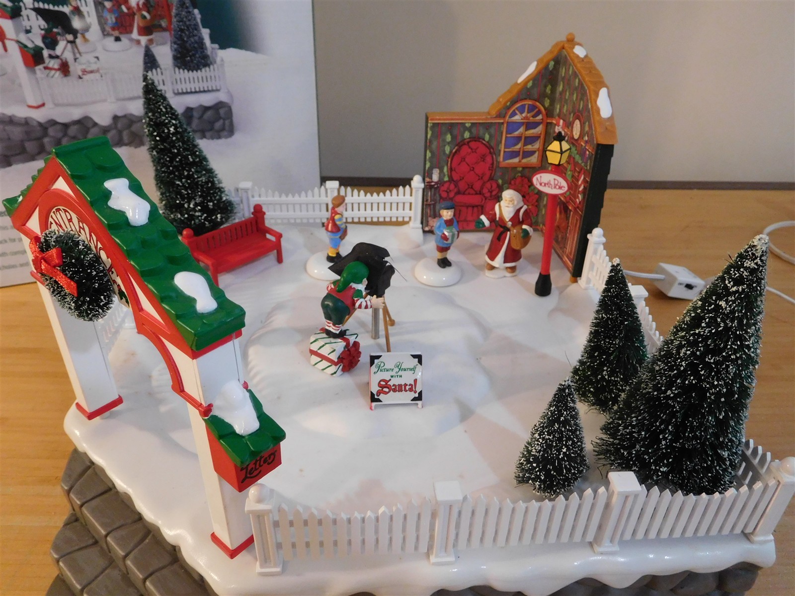 Dept 56 Village – Animated Photo with Santa – #56.52790 – Works Perfectly