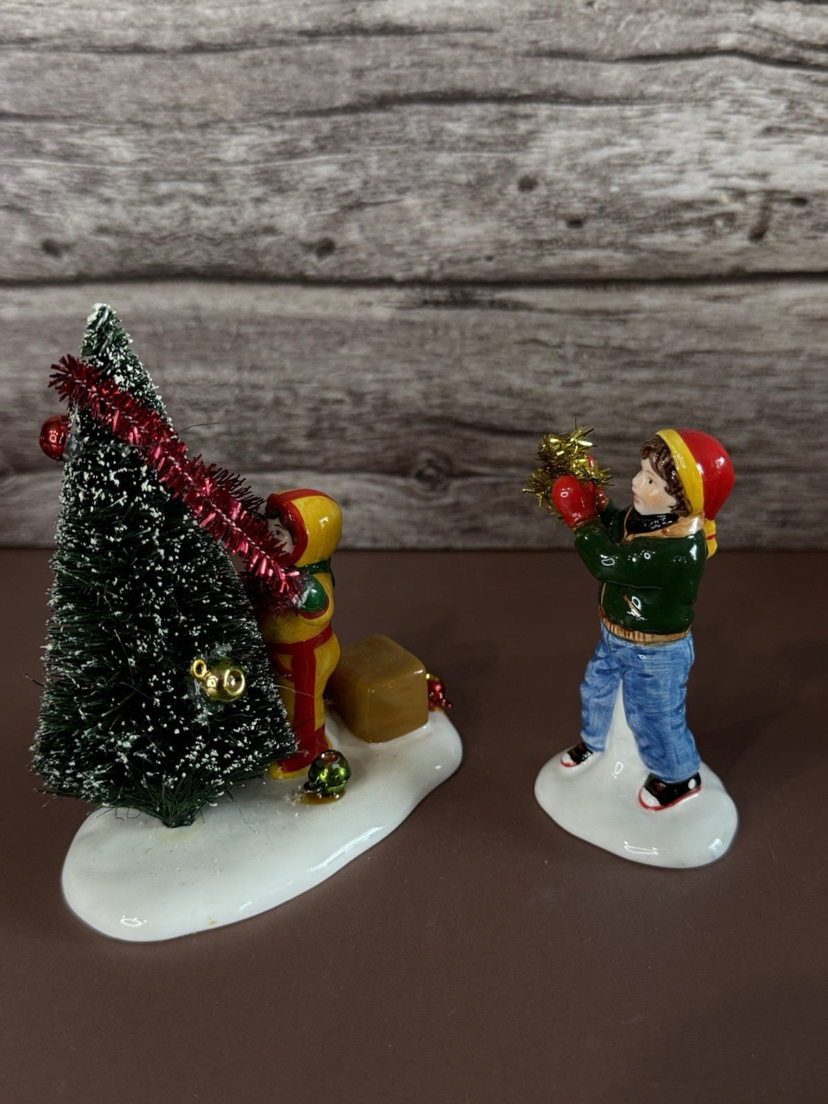 DEPT 56 Snow Village HANGING GARLAND TREE DECORATING + 1 Figure Christmas