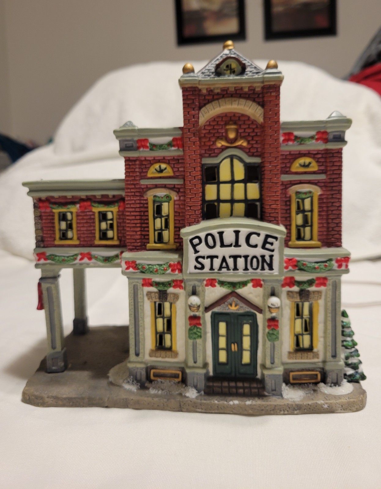 2003 St Nicolas Square Christmas Village Christmas Station Lighted Building