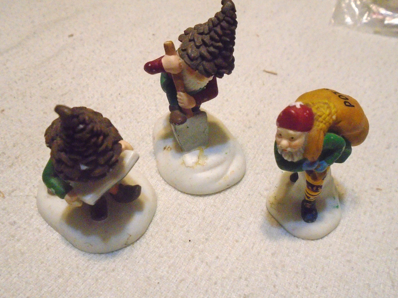 🚨 Department 56 North Pole Woods “Elves” (2) 56922 + Potting Soil Elf