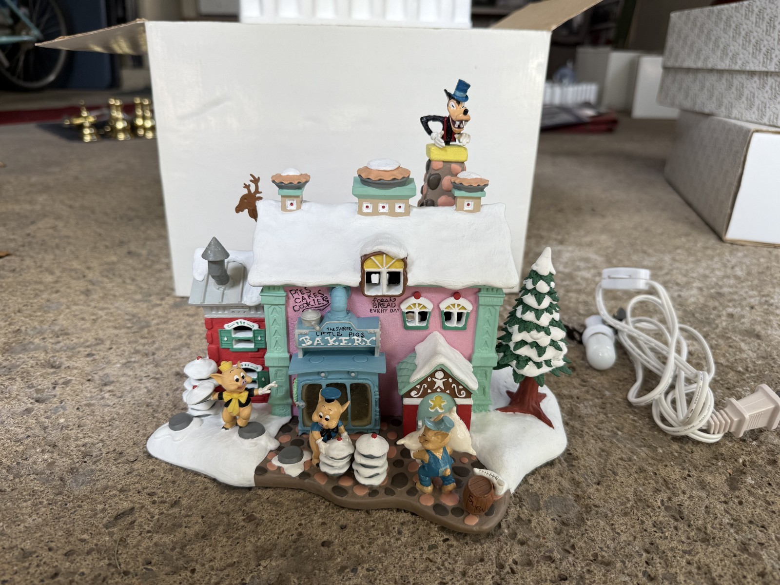 Disney Winter Wonderland Three Little Pigs Bakery House, NIB, Danbury Mint