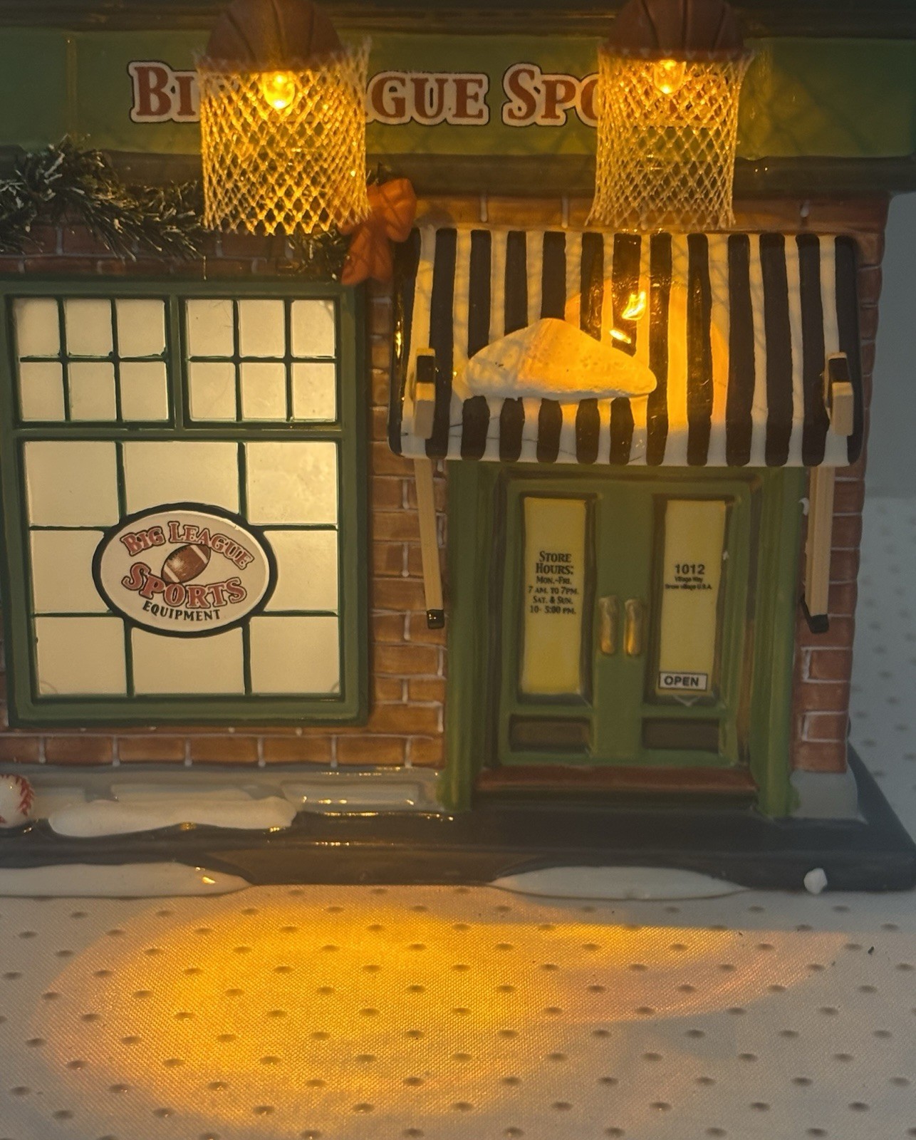 Dept 56 Original Snow Village Store BIG LEAGUE SPORTS 2006 Lighted 56.55604 Ret
