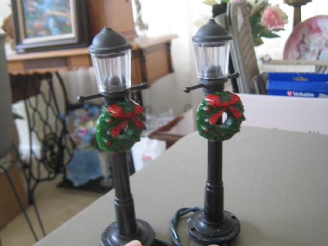 STRING OF 10 ELECTRIC VILLAGE LIGHTS W/ WREATHS